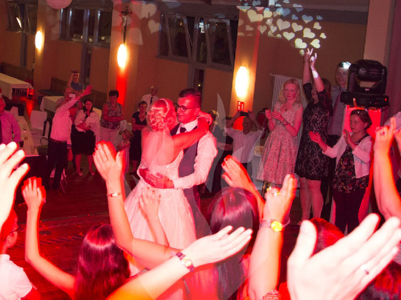 DJ, DJ-Service, Hochzeit, Hochzeitstanz, Besengau Scheuer, Besengauscheune, Bastheim, Feier-Schmiede